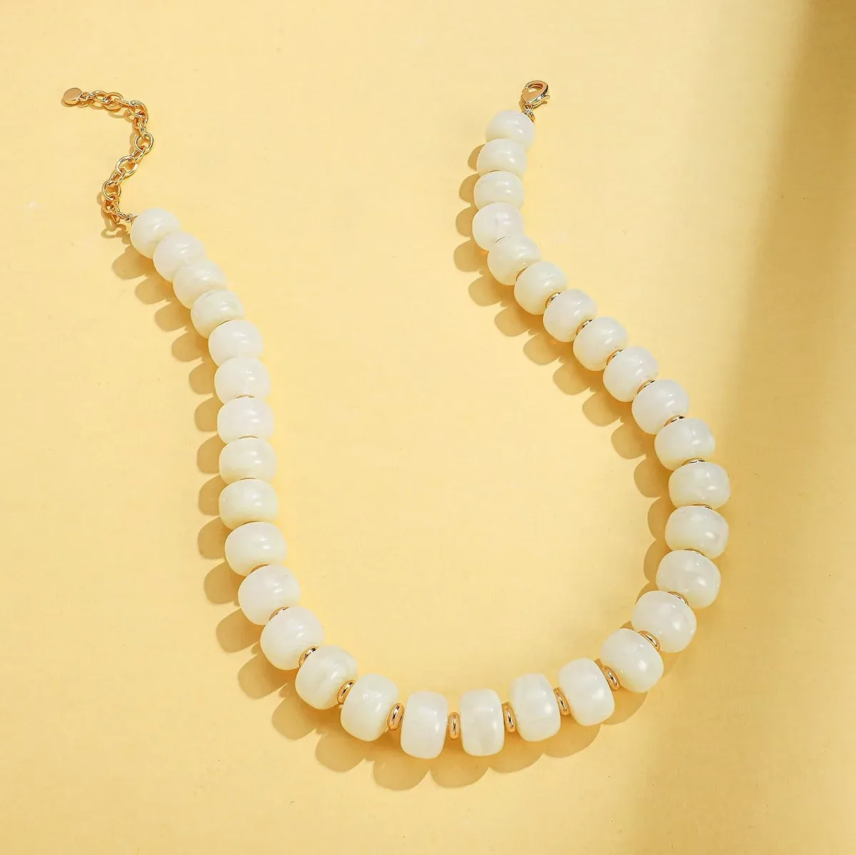 Clasp and extender chain of the chunky beaded necklace
